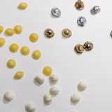 Le orecchiette vengono fatte essiccare e a quel punto sono sottoposte alla smaltatura a freddo nei toni dell�oro e dell�argento